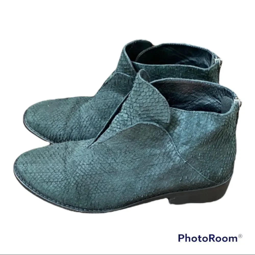 EILEEN FISHER black texture booties 8